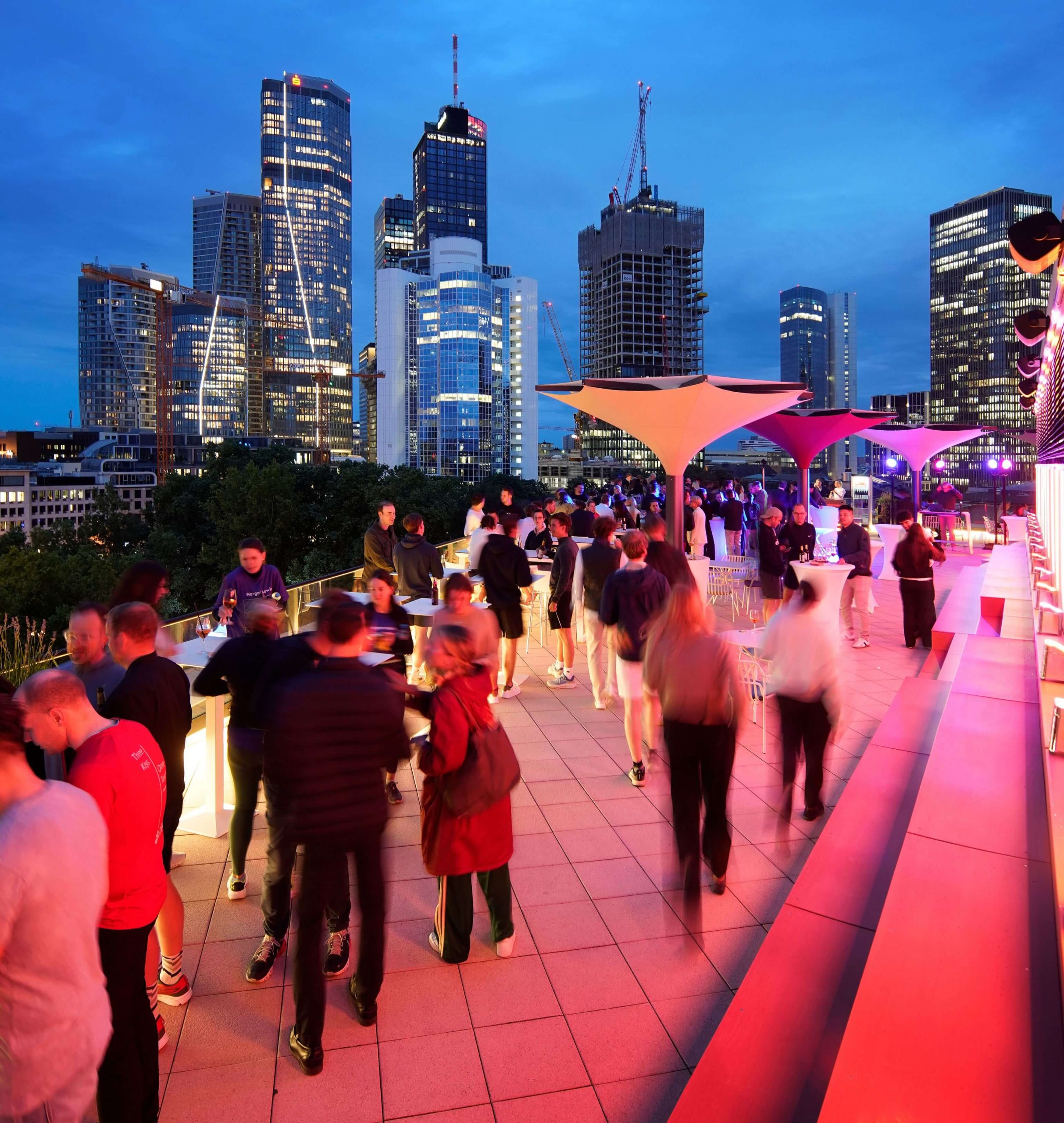 Dachterrasse des OpernTurms in Dämmerung mit Skyline-Blick im Hintergrund und Ambientebeleuchtung