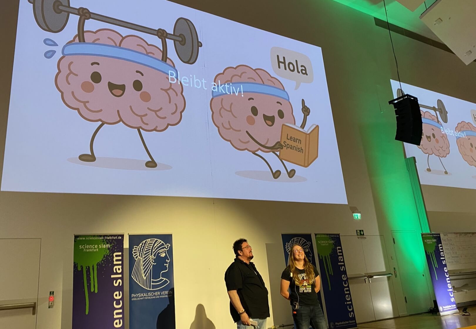 Bühne des Science Slams 2025 mit.Projektion im Hintergrund