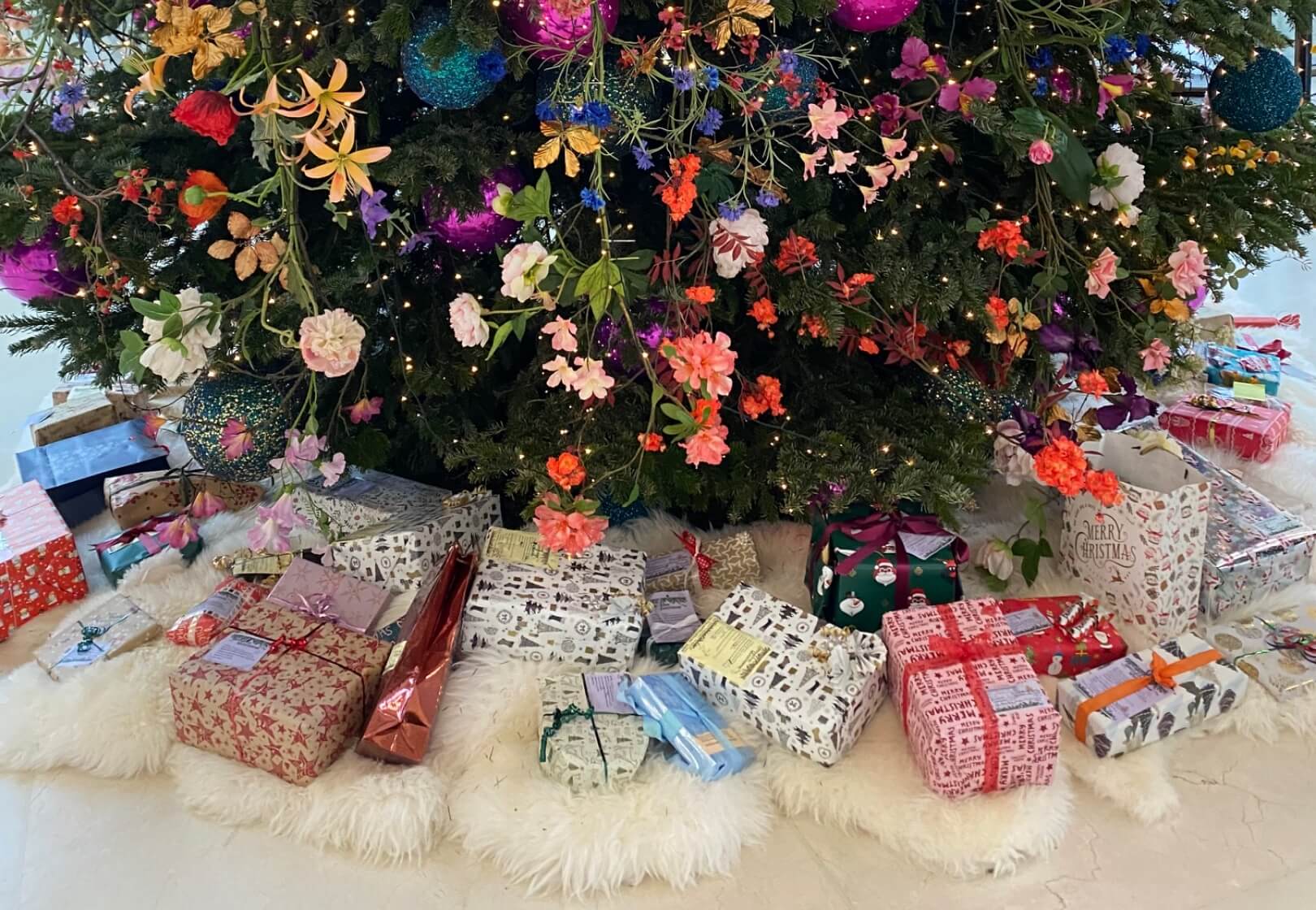 Geschenke unter dem geschmückten Weihnachtsbaum des OpernTurms
