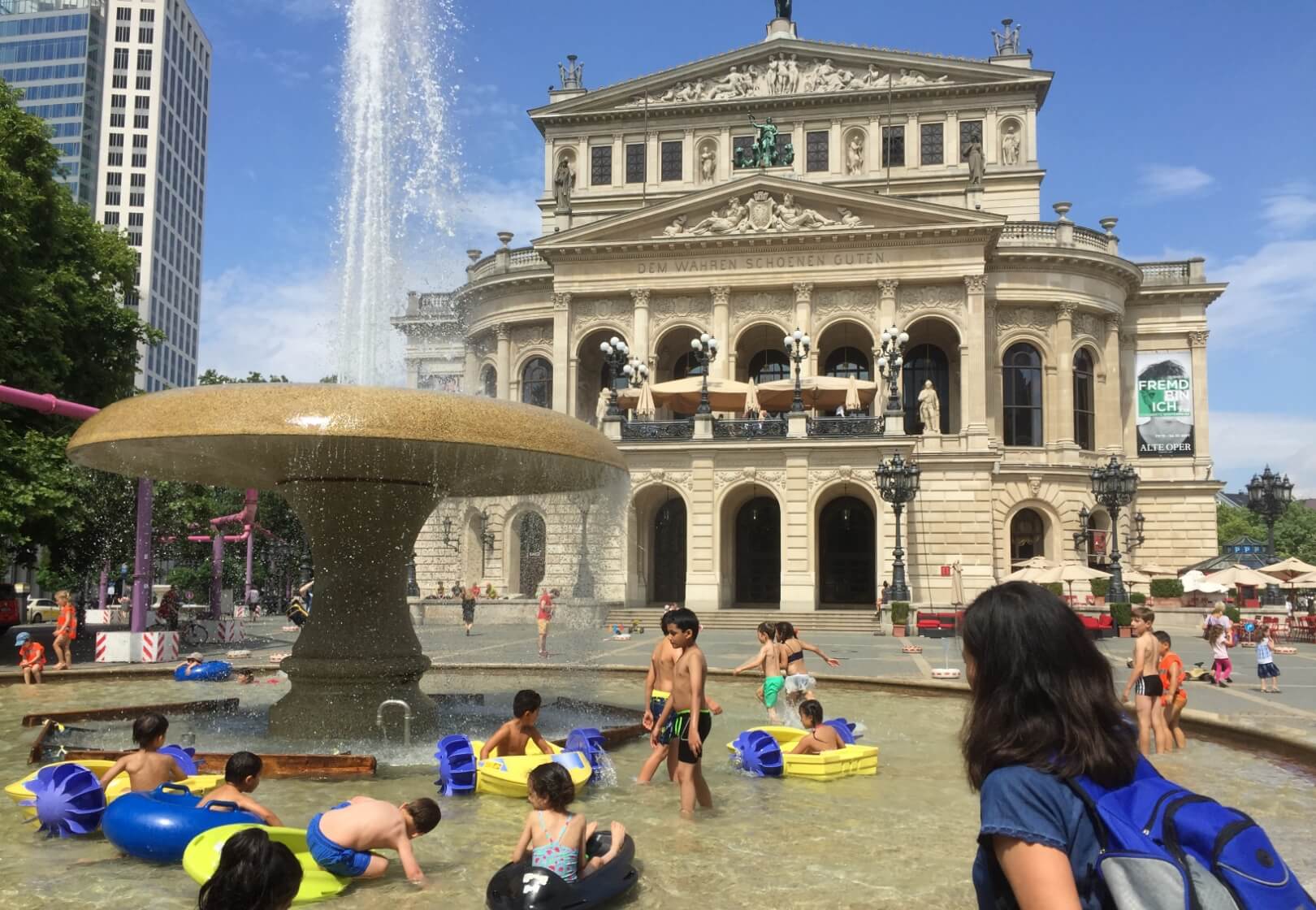 Der Lucae-Brunnen vor der Alten Oper mit spielenden Kindern