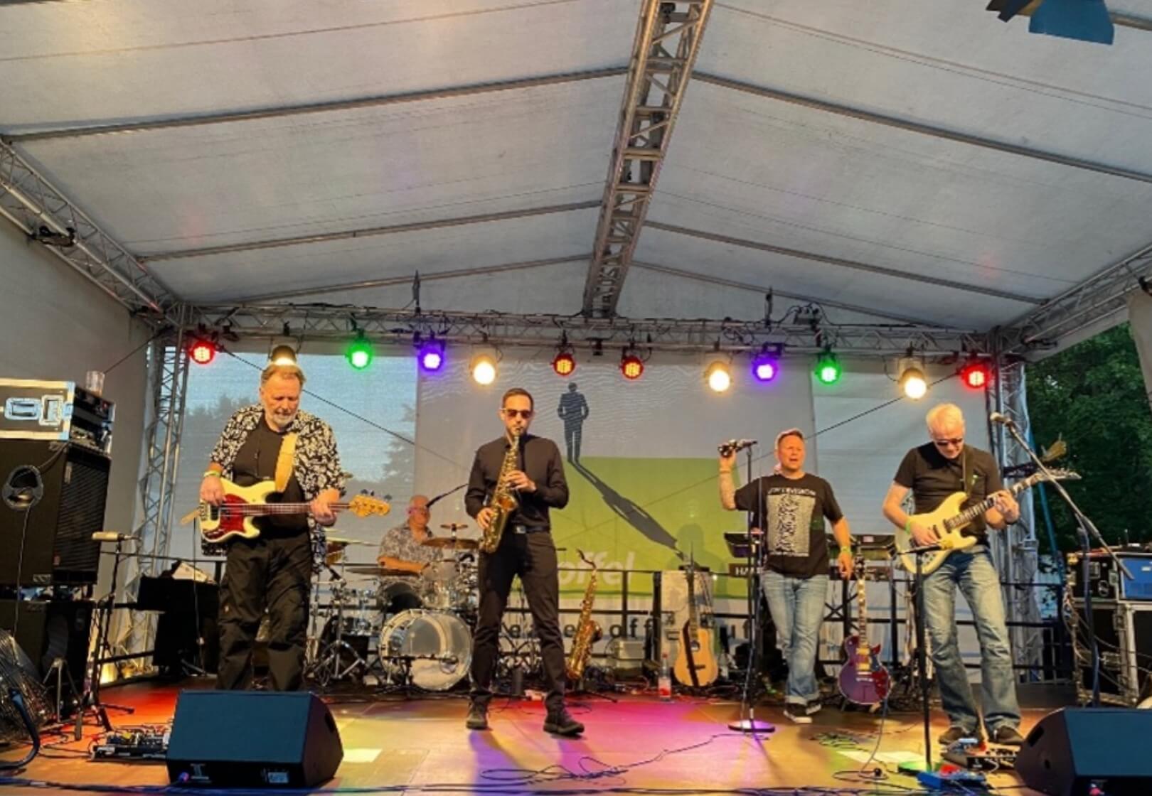 Band spielt Live-Musik auf einer Open-Air-Bühne